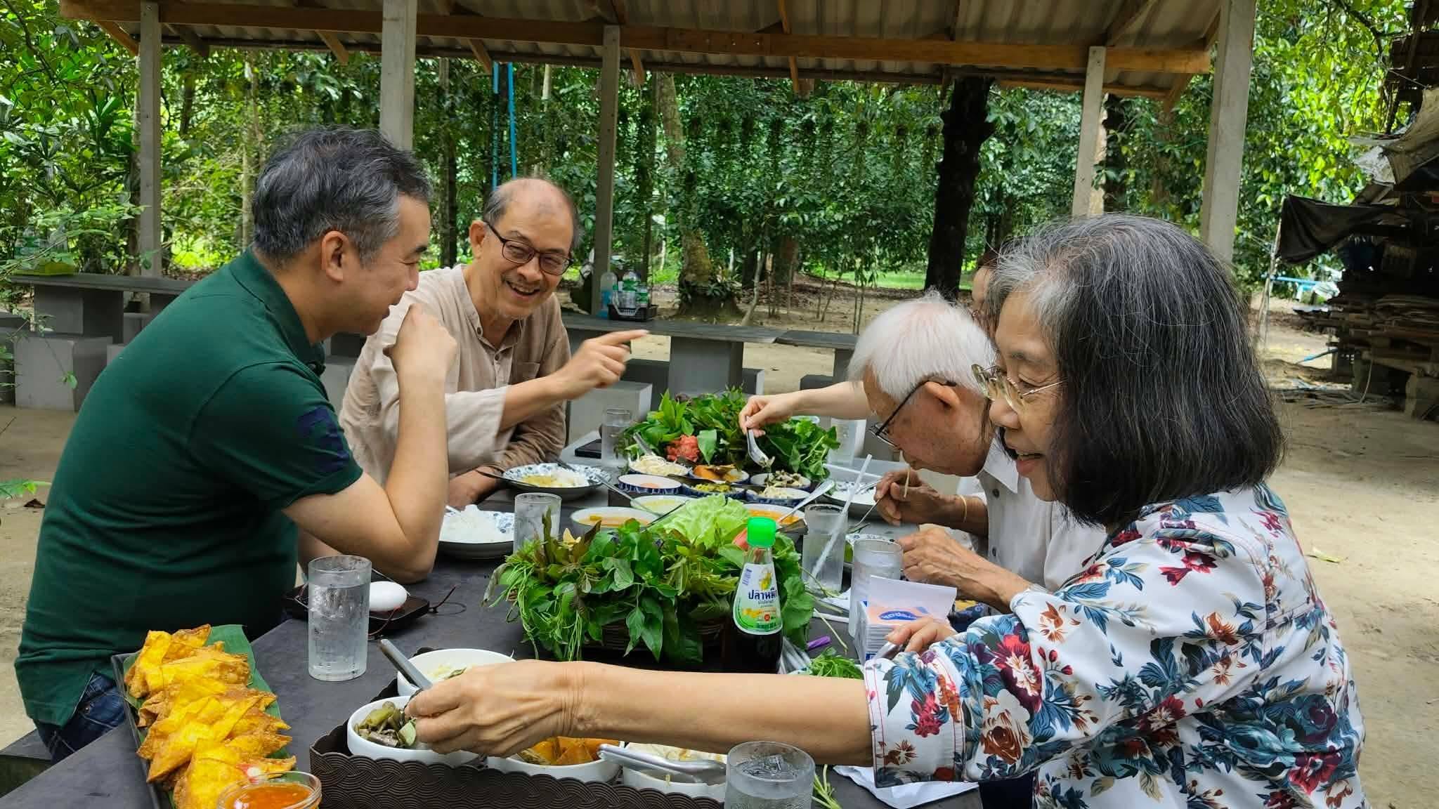 20260603_7 คณะนี้ที่เลือกขนมจีนใต้ร่มมังคุด  KhanonJeenUnderTheMangosteenTree