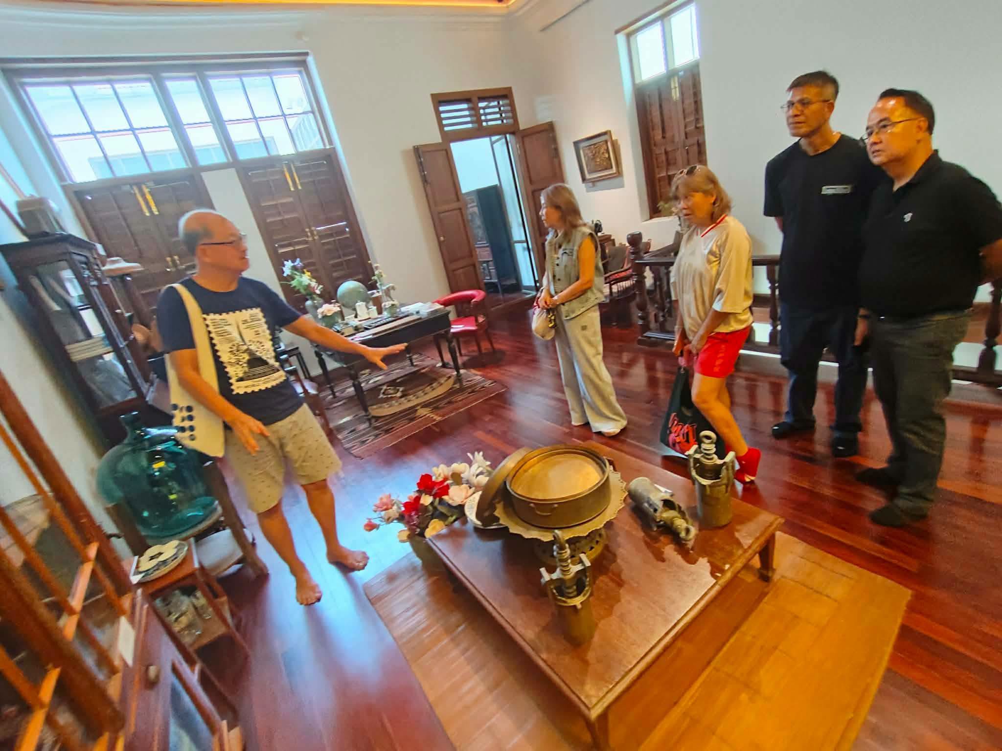 3108043