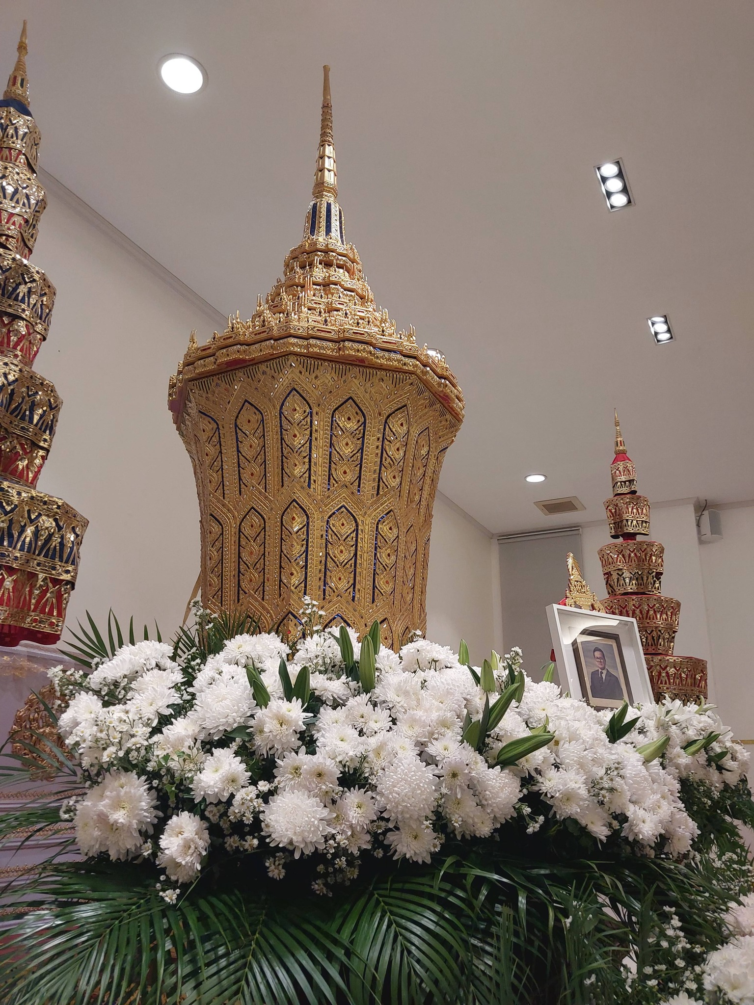 20260112_4 เมื่อคนมากเกินที่นั่ง พวกเราก็เลยได้โอกาสเจริญจิตภาวนากับอาจารย์  TooMany ... FloorSitting