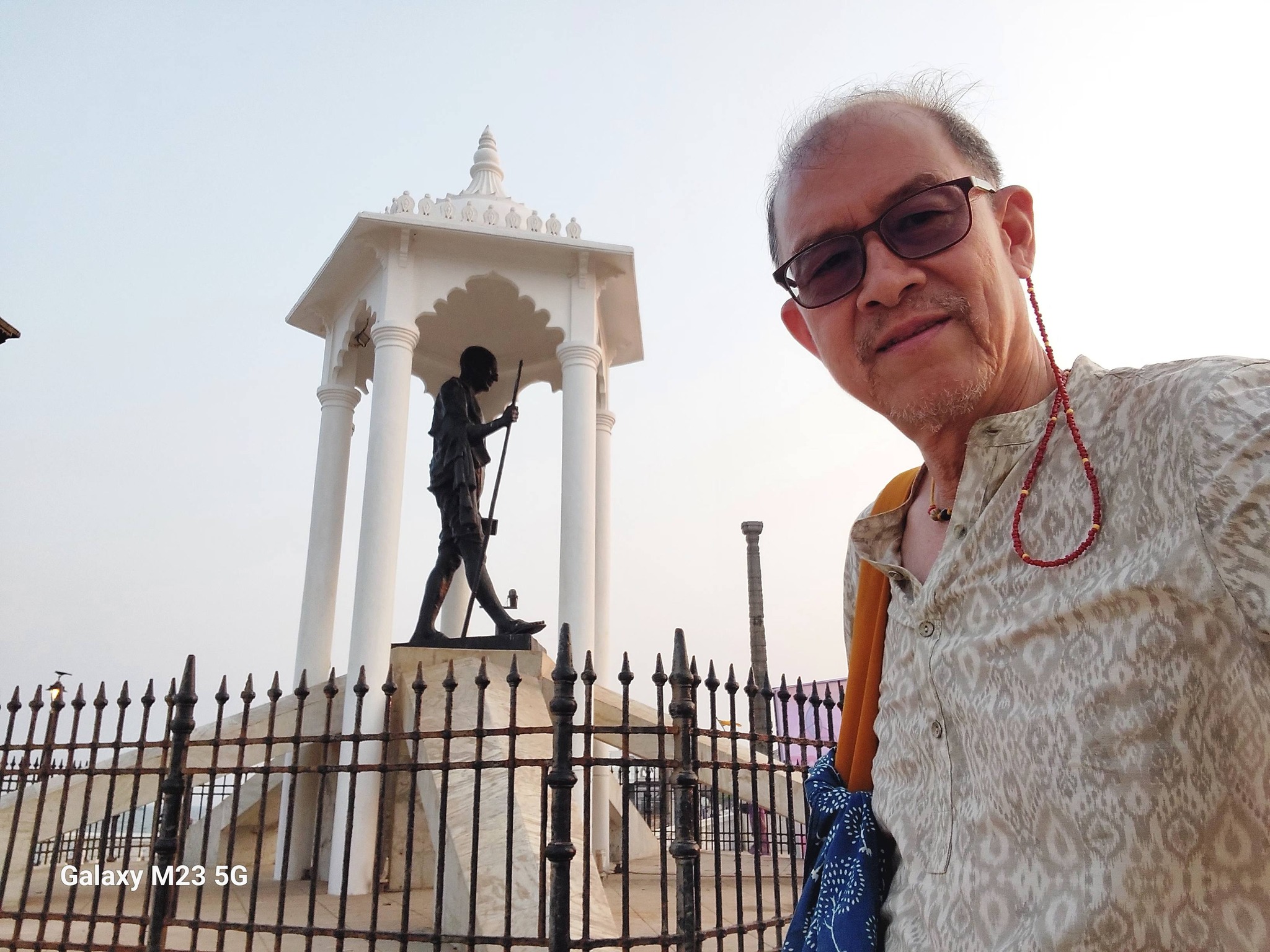 20260309_6 กับมหาตมะคานธีที่พอนดิเชอรี่  บนชายฝั่งโคโรมันเดล  WithGandhiAtPondichery