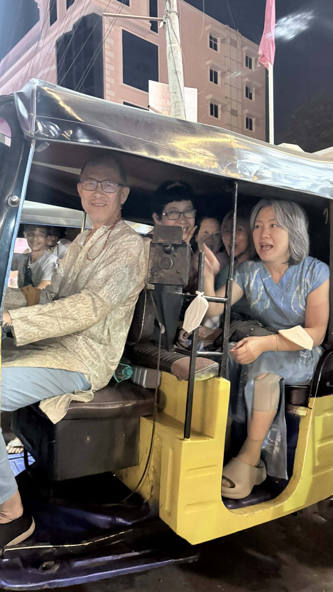 20260310_1 สารถีตุ๊ก ๆ พาสาว ๆ ไปเหมาหิมาลายัน  ATukTukDriverToHimalayanShop